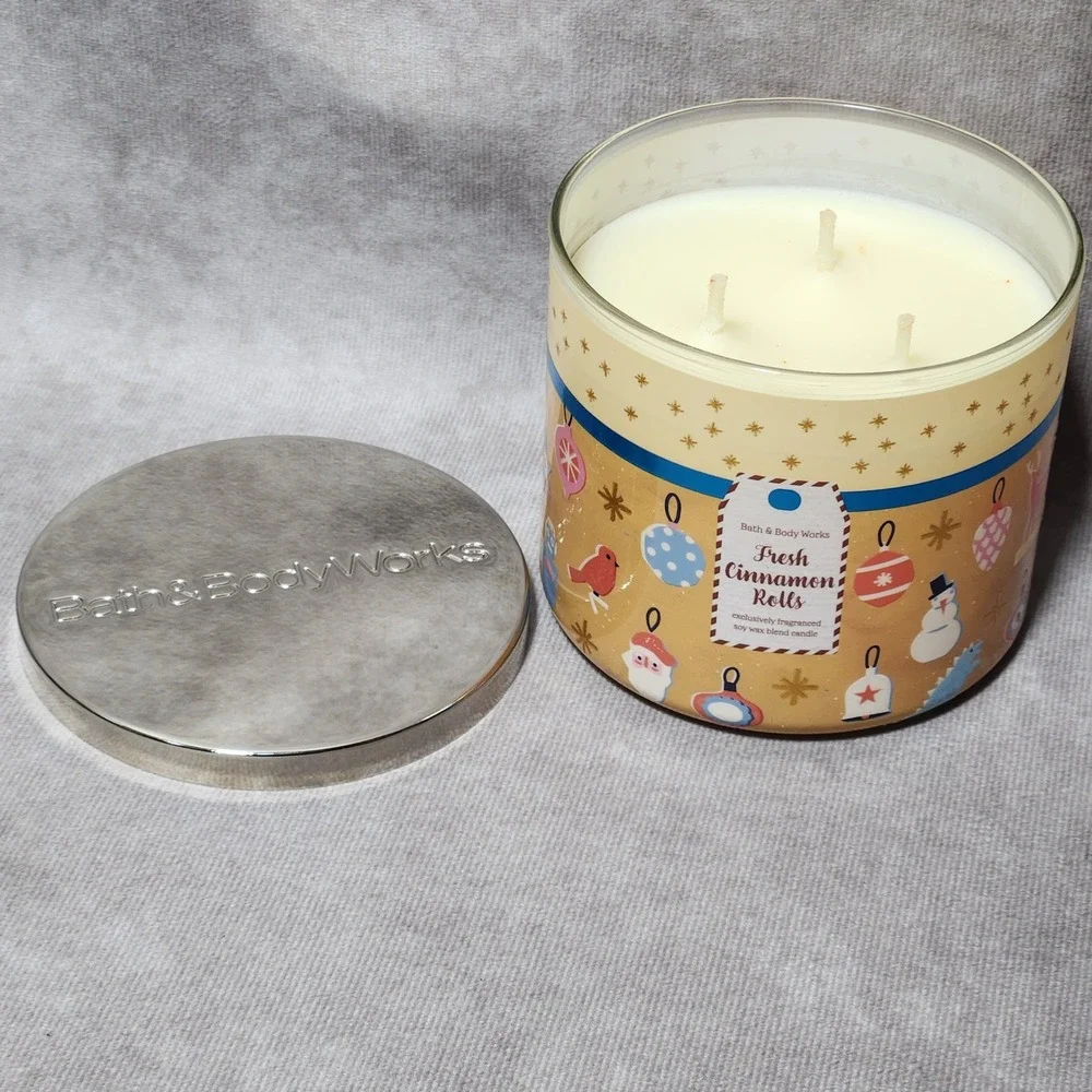 Bath & Body Works Fresh Cinnamon Rolls 3-Wick Scented Candle 14.5oz Holiday Jar - Picture 1 of 4